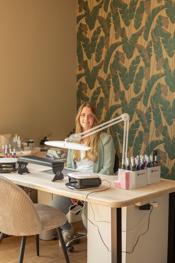 alt="Nagelstyling Desiree – professionele werkplek voor BIAB en nail art in Zuidbroek"
